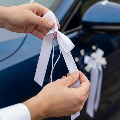 decoration voiture mariage chic sur  retroviseur