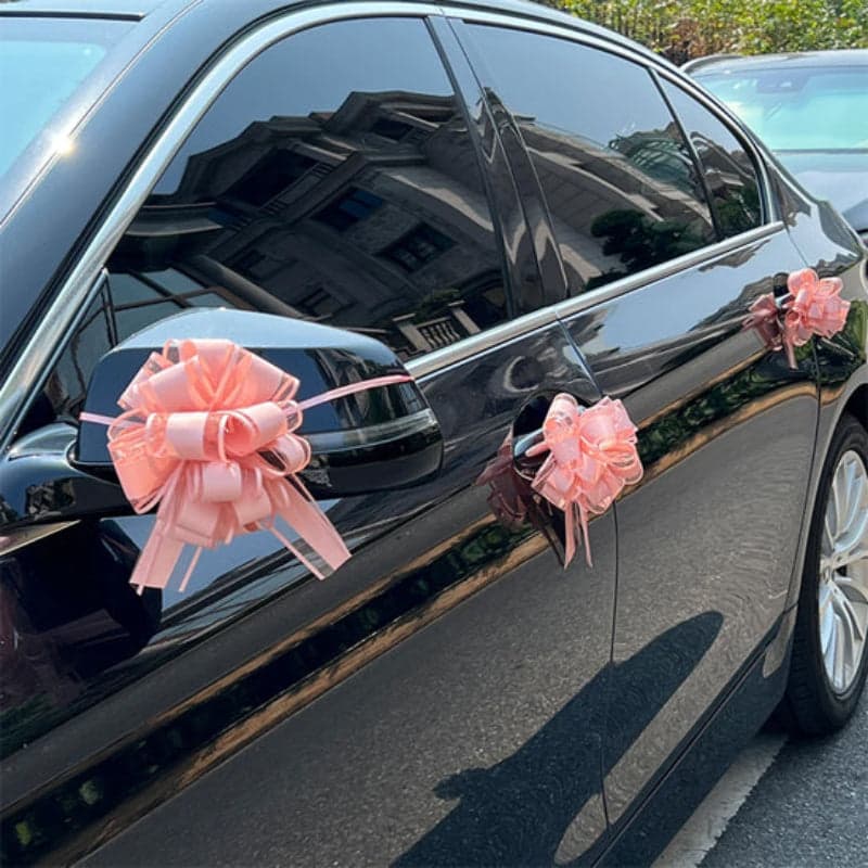 decoration voiture mariage noeuds roses sur voiture noire