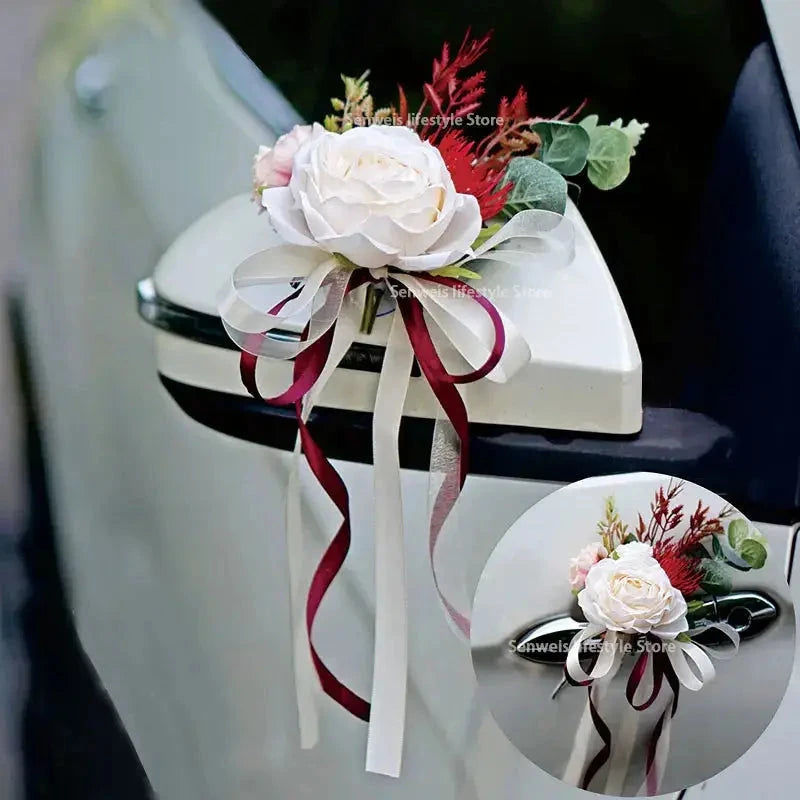 decoration voiture mariage portes fleur blanche feuilles rouge vert rubans rouge blanc