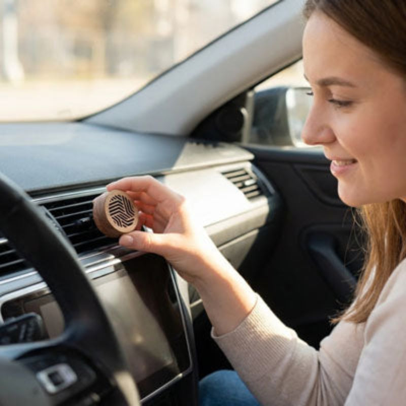 diffuseur de parfum voiture bois conductrice heureuse