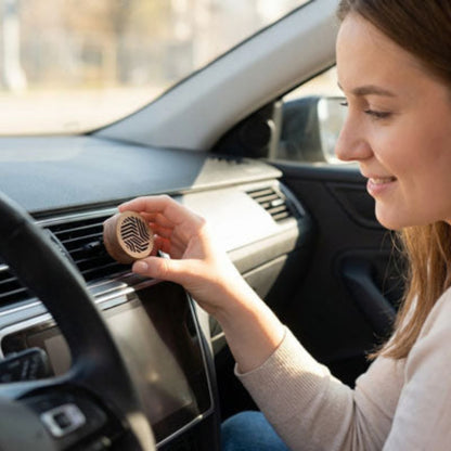 diffuseur de parfum voiture bois conductrice heureuse